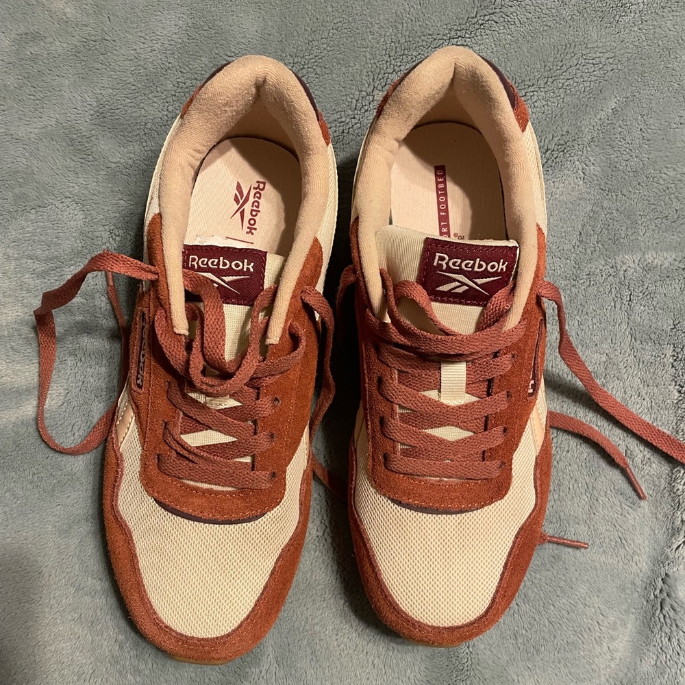 Reebok women’s 7.5 *only worn once*